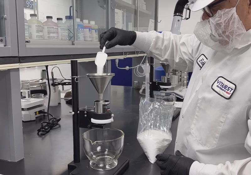 powder particle engineering White powder pour 800x560 1