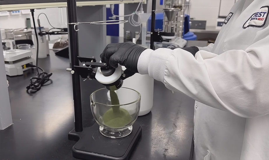 powder particle engineering green powder pour 923x550 1