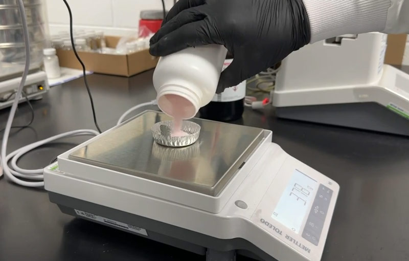 powder engineering Pink powder pour 800x510 1