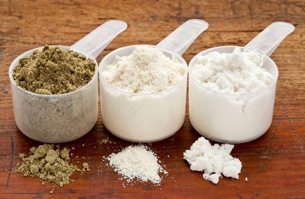 Common powder supplement complaints illustrated by different powder textures, highlighting clumping, poor flowability, and formulation quality differences.