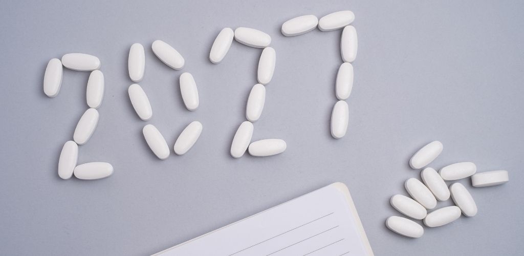 Winter supplement trends for 2027 represented by white supplement tablets arranged to form 2027