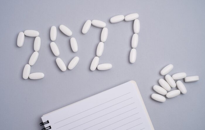 Winter supplement trends for 2027 represented by white supplement tablets arranged to form 2027
